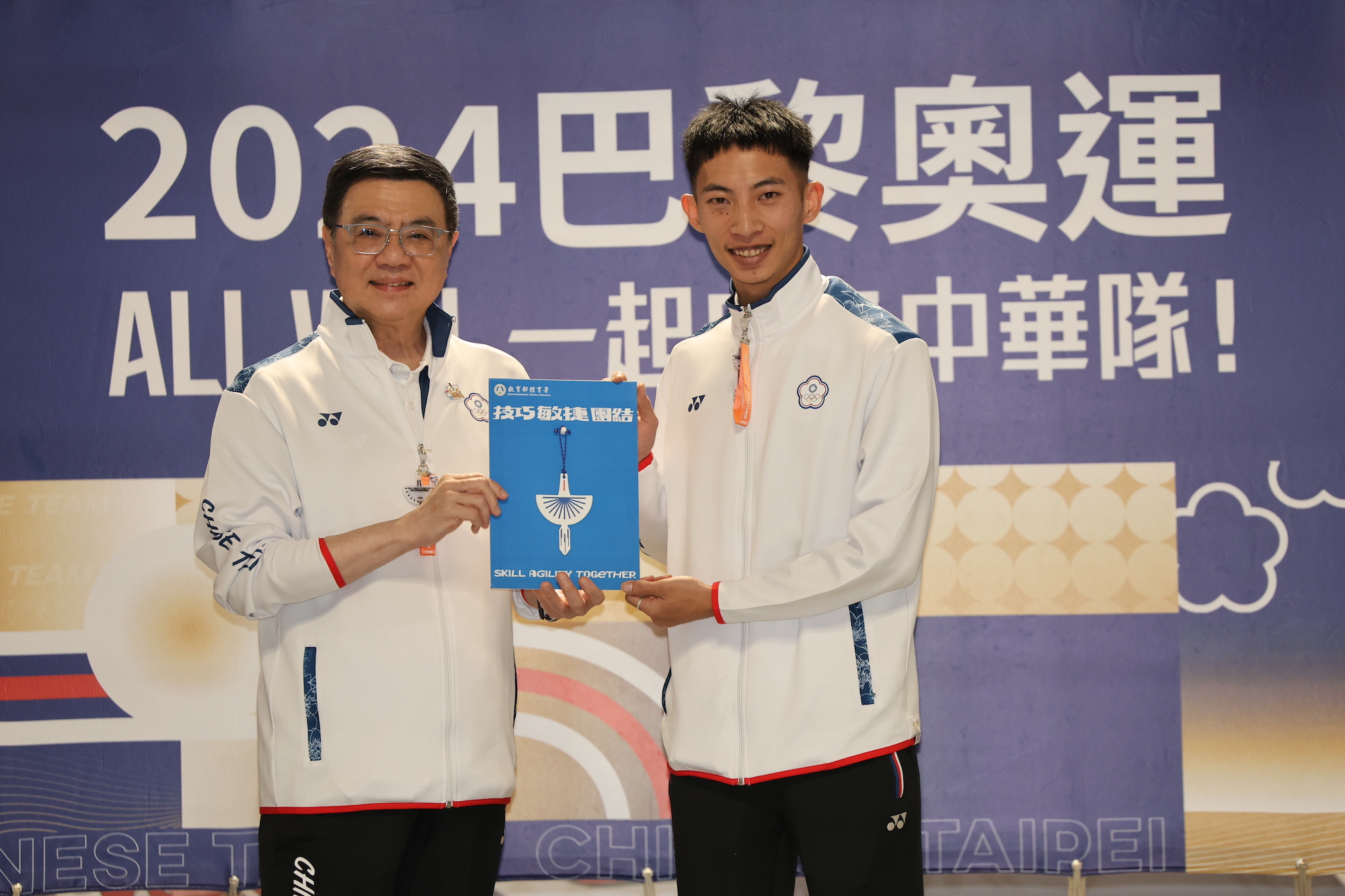 (圖)Premier Cho Jung-tai (left) presented athletes with Formosan Blue-Magpie-themed gifts before they departed for Paris.